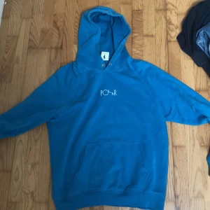 Polar hoodie strl M - Blå polar hoodie strl M i bra skick väldigt skön bra passform haft den va 6 månader