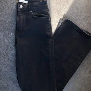 Ett par fina jeans från ginatricot. Model SIENNA . Storlek 38. Helt oanvända. 