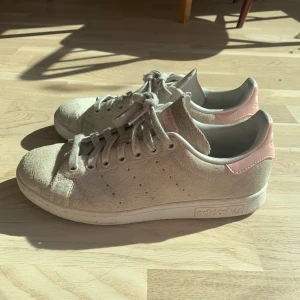 Adidas stan Smith  - Adidas stan smith i toppenskick! Knappt men lite använda. Normala i storleken, så är du en liten 38/37,5 som mig blir de nog för stora. Kan mötas upp i Sthlm eller frakta! 