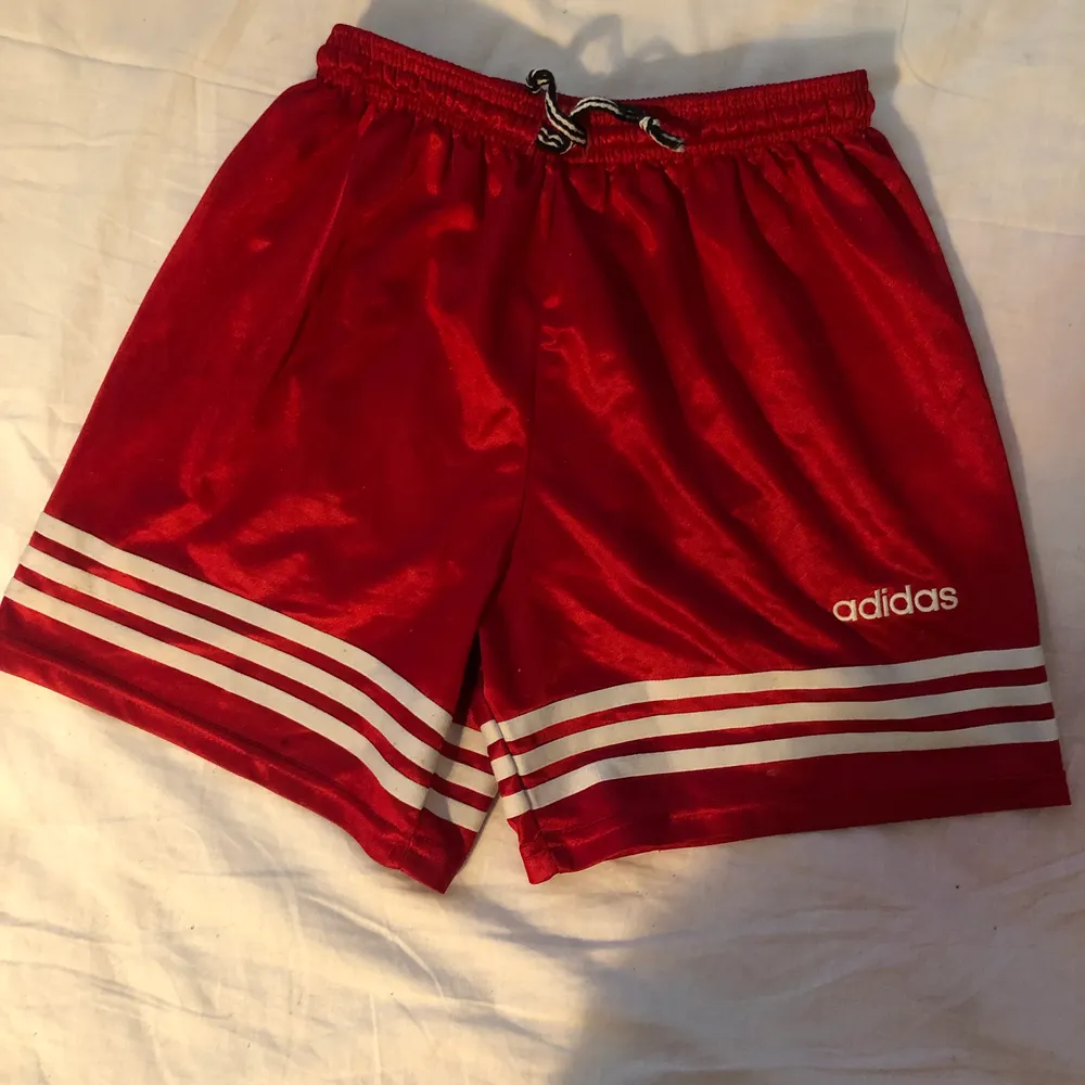 Vintage adidas shorts i bra skick storlek S . Shorts.