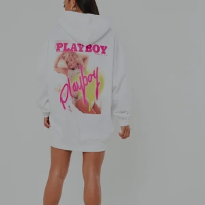 Playboy hoodie vit - Skit fin hoodie men kommer ej till användning längre. Har haft den max 5ggr och köpte den ungefär för 3veckor sen. Fint skick och är oversized. Bud startar vid 250kr. Frakt tillkommer som ligger på ca 70kr.