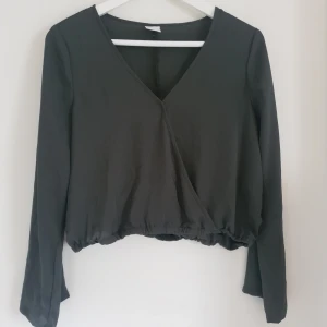 Grön- Blus  - Blus från ginatricot luftigt ocv skönt material