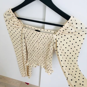 Topp från Gina Tricot  - Använd ett fåtal gånger. Den sitter så fint på kroppen. Jättefin ljusgul färg. Ärmarna går antingen att ha på axlarna och då blir det lite puffärm. Eller så drar man ner dom så det blir en off shoulder topp! 