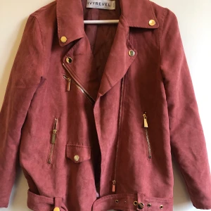 Jacka - Jätte fin overzise jacka från IVY REVEL med en skinnjacka likande modell och mocka look i en rosa fin nyans. Jag själv är i storlek 36 men beroende på hur overzise man vill ha den så passar jackan  xs-m.                                                      Ord pris: 1300kr