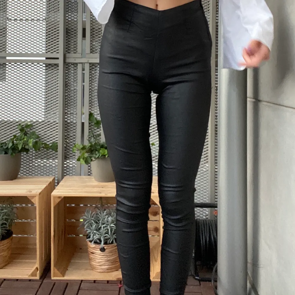 🦋 Svarta högmidjade skinnbyxor (immitation). Sköna och stretchiga. 🦋. Jeans & Byxor.