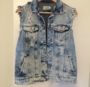  - Snyggaste jeansvästen från Zara i stl M.
Sålde slut snabbt,använd 2-3ggr och är i nyskick.