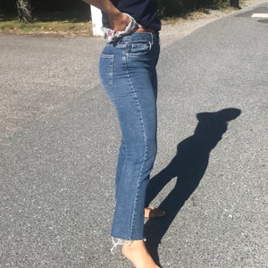 Gina tricot blå straight jeans stl 38 - Mörkblå straight jeans från Gina, endast provade. Säljes pga att de aldrig används. Jag är 166cm lång. Buda i kommentarerna 💝
