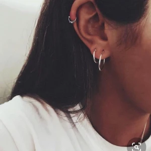 Silver örhängen - Silvriga hoops från H&M, helt oanvända me skyddsplasten på. 20kr styck eller alla för 65. Frakt är 11kr