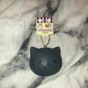 Café sakura squishy - Säljer denna katt-squishy från café sakura! 💓 den är i bra skick om man bortser från lite färgdefekter på framsidan, kolla bild nr 2 💖