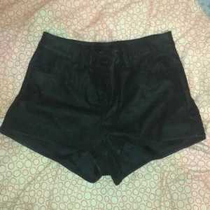 Shorts - Skönt tyg, falsk backficka haha. Köpt på H&M, DM ifall det är frågor