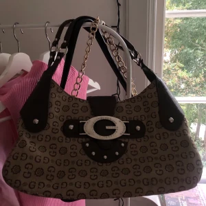 Väska - Säljer denna riktigt snygga väska jag köpte på Plick för ett tack sedan, tyvärr kommer den inte riktigt till användning vilket är varför jag väljer att sälja vidare den. Köpare står för frakt