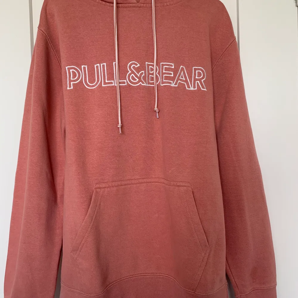 En mysig Pull & Bear hoodie. Köpte den för 30 euro i Spanien, säljer den för 175 !! 💘. Hoodies.