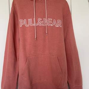 En mysig Pull & Bear hoodie. Köpte den för 30 euro i Spanien, säljer den för 175 !! 💘