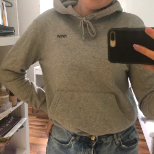 Grå hoodie - Säljer en nästan helt oanvänd hoodie i stl s💓  säljes pga att jag knappt använder den 💫💞 90kr+frakt