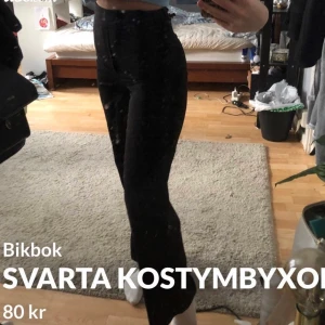 Svarta kostymbyxor  - Svarta vanliga kostymbyxor med ett matrial som sitter som en smäck!! Från bikbok