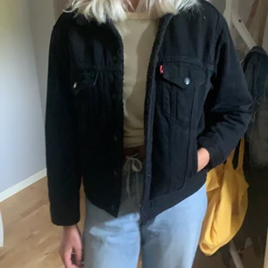 Levis jacka  - En fodrad jeansjacka från Levis i stl M, jackan är i bra skick. Passar bra på vintern och sen höst.🥰 nypris: 1400 kr . Mitt pris: 200 köparen står för frakt 