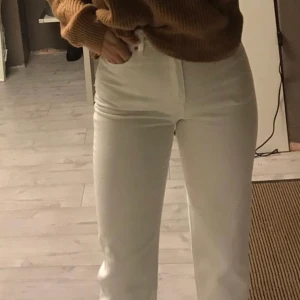 Vita jeans  - Ett paar skitsnygga vita jeans från NAKD, dem finns inte längre att köpa på hemsidan. Dem är storlek 36 och true to size. Dem kommer tyvärr inte längre till användning för mig så jag säljer dem☺️ Frakt på 63kr tillkommer, hör av dig vid frågor❤️