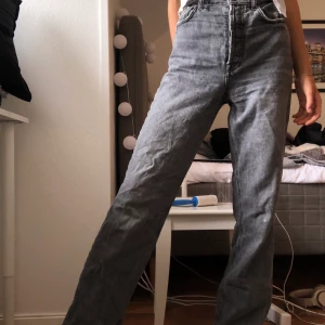 Vida jeans från zara - Svartgrå jeans från zara. Långa och vida. Jag har vikt upp dem och jag är 172. Det står strl 34 men känns mer som 38 ungefär.
