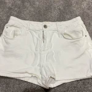 Hej jag säljer dessa snygga shorts, dom va lite för små för mig med kanske passar dig❤️ - Plagget kommer från zara kids