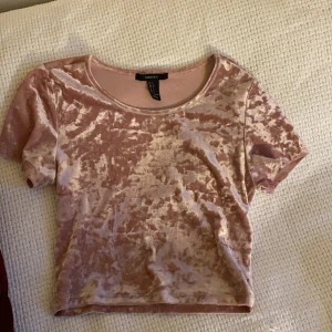 Fin Sammetstopp från forever 21 - Superfin rosa kort sammetströja i storlek S från forever 21. Inte använd mycket alls, helt perfekt skick. Fin kvalite och köptes i USA förut men kom inte till användning. 30kr + 30kr frakt eller mötas upp i Uppsala.