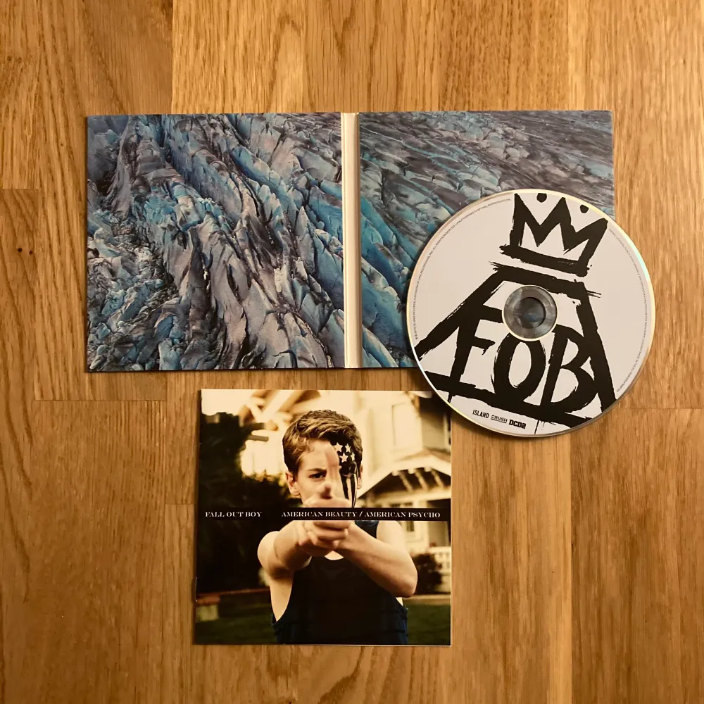 Fall out boys album ”American beuty/american psycho” på cd. Limited edition upplaga med blå skiva, pappfodral och liten poster.. Övrigt.
