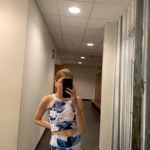 Träningsset stronger  - Säljer detta vit/blå blommiga set från stronger. Supersnyggt