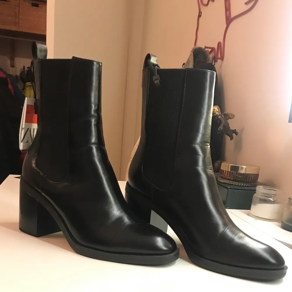 Boots från Zara i storlek 38. Nypris 500kr. Aldrig använda med prislapp kvar. . Skor.