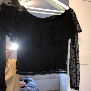 svart fest topp - en svart prickig fest topp, sparsamt använd och bra material