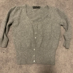 Stickad tröja  - Kort i armarna. 