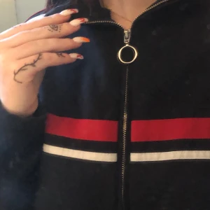 Zara Kofta - Knappt använd super fin Zara kofta! Skulle säga de passar både Xs/S/M beroende på om man vill ha mer åtsittande eller ”loose” stil🕺🏻🧚🏻‍♀️