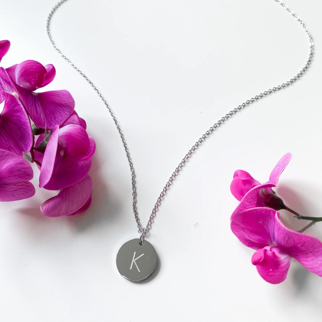 Halsband med berlock ~ K