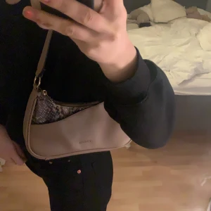 Väska - Säljer min jättefina väska från don dona