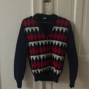 Stickad rutig tröja - Jätteskön stickad tröja med argyle liknande mönster. Köpare står för frakt❤️❤️
