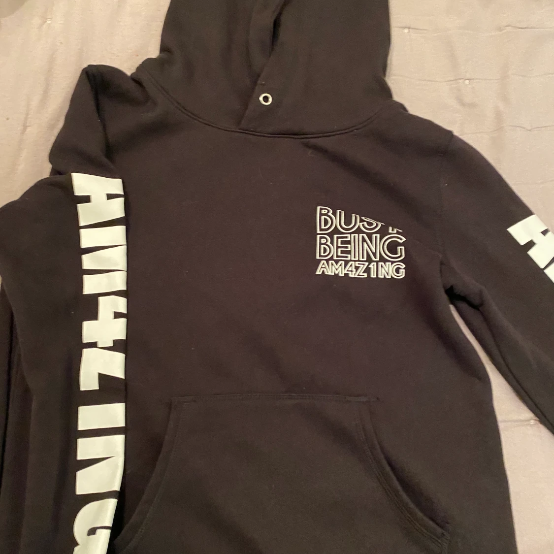 Svart hoodie med vit text - 90