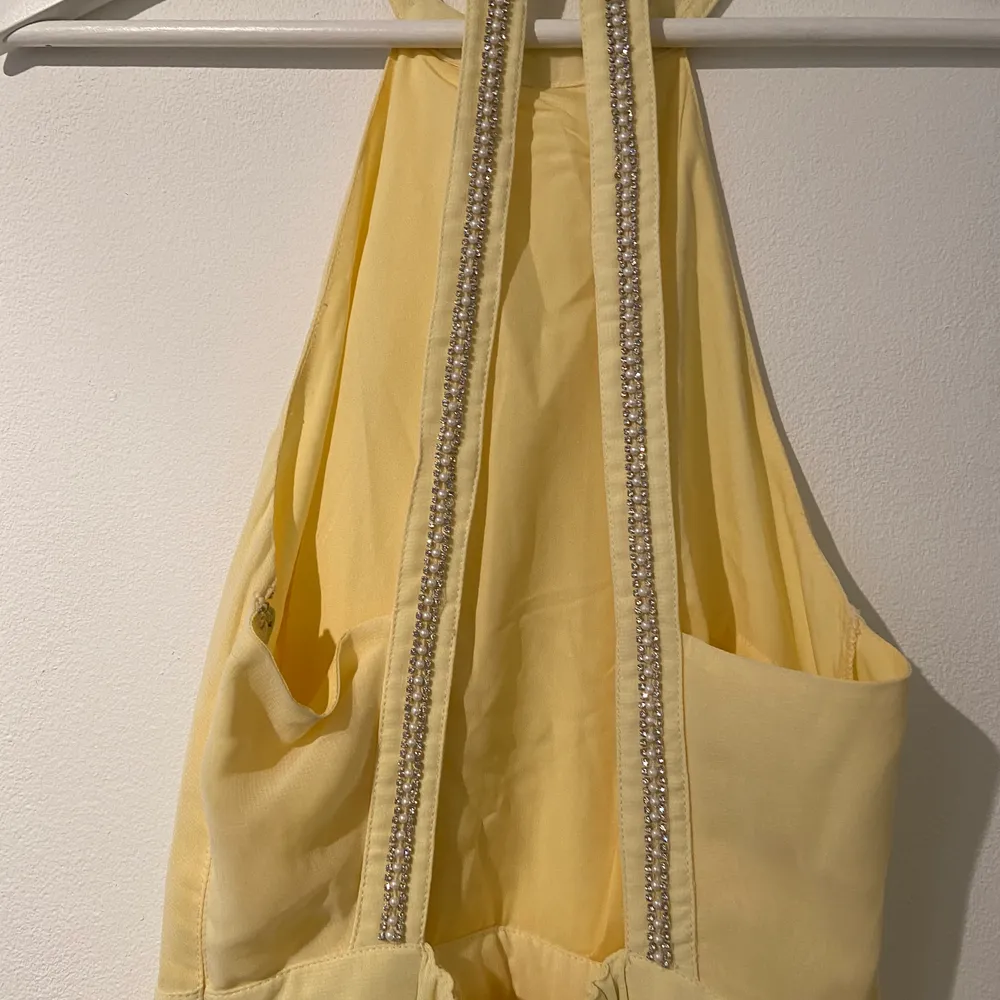 En superfin gul balklänning med öppen rygg och slits framtill❤️köptes i våras 2020 och bara använd en gång, därav i väldigt fint skick❤️säljer den då jag inte har någon användning❤️❤️. Klänningar.