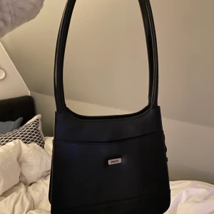DKNY väska - Vintage DKNY väska i mycket gott skick! Ingen budgivning utan köp direkt för 159 kr.