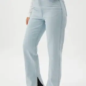 Säljer ett par jättefin ljus blåa jeans från weekday med slit! I modelln Rowe, säljer då som tyvärr var för stora för mig:(🤎  Ord: Pris 500kr mitt pris: 250kr + frakt Strolek: 28