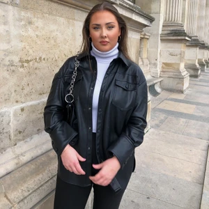 Jacka/skjorta från zara  - Jacka från zara med bälte till. Går att använda som skjorta eller som en jacka. Använd vid ett fåtal tillfällen och i väldigt gott skick 