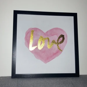 Tavla - Tavla 35cm x 35cm  Kollar ifall någon är intresserad av min tavla, har aldrig blivit av att jag satt upp den. Vet inte vad frakten ligger på, men hör av dig om du är intresserad så kollar jag upp de! 🥰