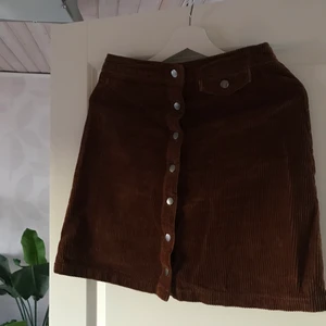 Manchesterkjol - Säljer en väldigt fin manchesterkjol från Vila som inte kommer till användning längre 🌻 den är högmidjad och sitter tight i midjan, men har inte tight passform längst benen. Frakt tillkommer😌