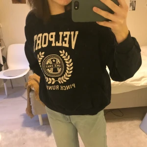 Trendig collage tröja pull&bear - Snygg tröja från pull&bear! Skönt material och i bra skick:) säljer då jag inte använder den så mycket. Kan mötas upp i Stockholm, annars betalar köparen för frakt❤️