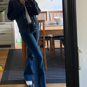 Low waist bootcuts  - Low waist bootcuts från Zara, extremt sköna och rätt stretchiga, väldigt bra skick! 