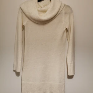 Stickad kortklänning  - Hej! Jag säljer en vit stickad kortklänning/längre tunika. Nästintill oanvänd. Finns i Solnaområdet men jag kan självklart mötas upp någonstans 😊