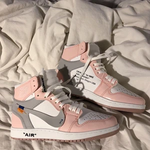 Nike air Jordan mids - Köpte dessa ursnygga skorna här på Plick men de är tyvärr för små. De är aldrig använda och är därför i nyskick. Eftersom att jag inte köpte de själv finns det tyvärr inget äkthetsbevis, därav är även priset lägre❤️ Hör gärna av er om ni är intresserade, högsta budet vinner! 