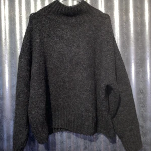 Weekday stickad tröja, M - En superfin mossgrön stickad tröja från Weekday. Köpte för 500kr och har använt enbart en gång då den inte passade mig - bra skick!