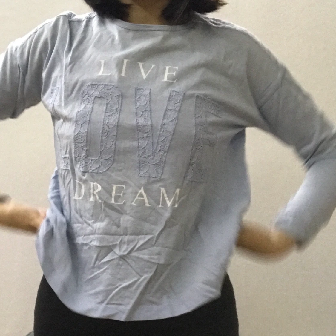 En ljusblå långärmad tröja - 91