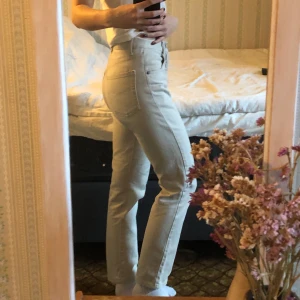 jeans - knappt använda jeans från davy’s, köpta second hand men väldigt bra kvalite! står att det är storlek 160 men passar mig som har 24/25 i jeans annars💗 