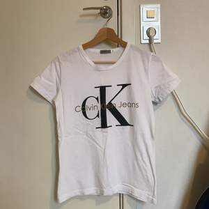 En vanlig vit Calvin Klein jeans t-shirt. I mycket fint skick, som man kan se på trycket. 