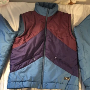 Väst/jacka - Säljer min väst jacka som inte längre kommer till användning :( man kan ta av ärmarna från jackan så man även kan använda den som väst och är då användbar året runt :) Det blir som ett luft hål mellan dragkedjorna men inget man tänker på :) köparen står för frakten <3