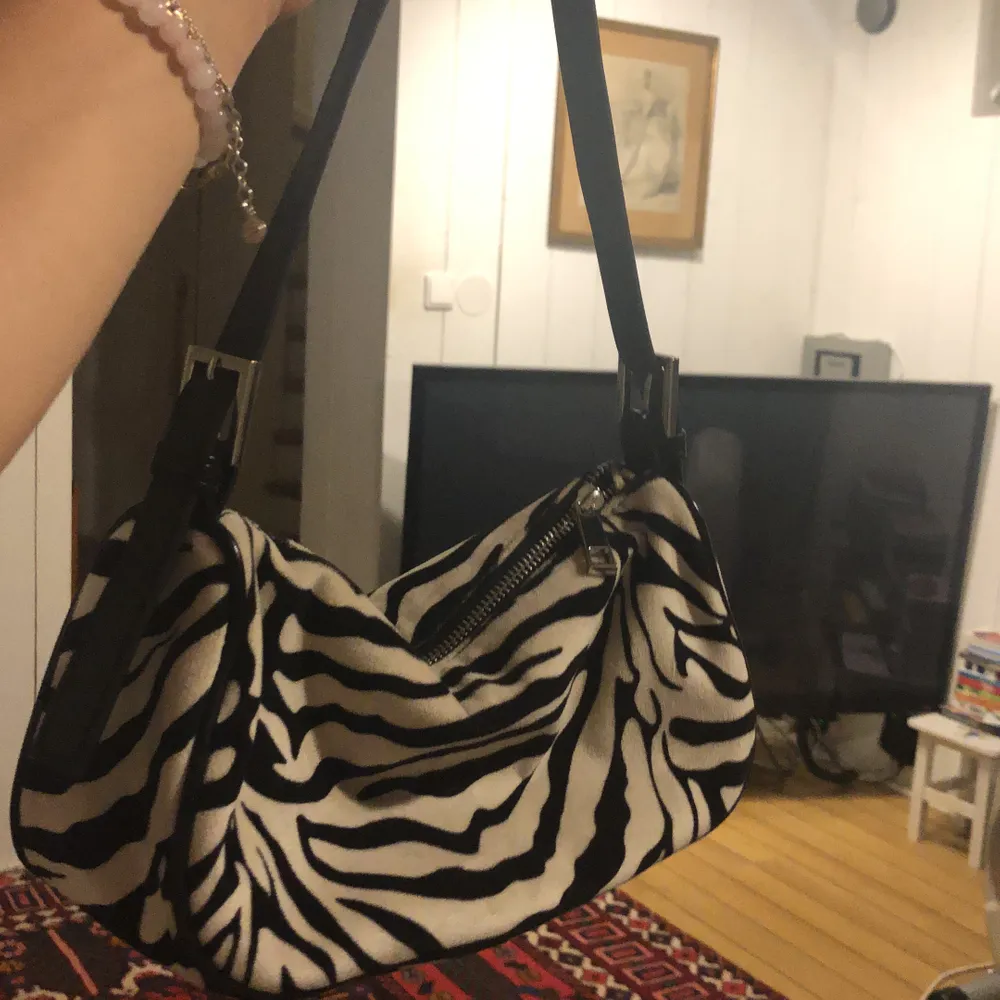 Säljer min fina zebra väska som ursprungligen är från gina tricot då den aldrig kommer till användning! ❤️ (endast använd fåtal gånger) den är slutsåld!. Väskor.